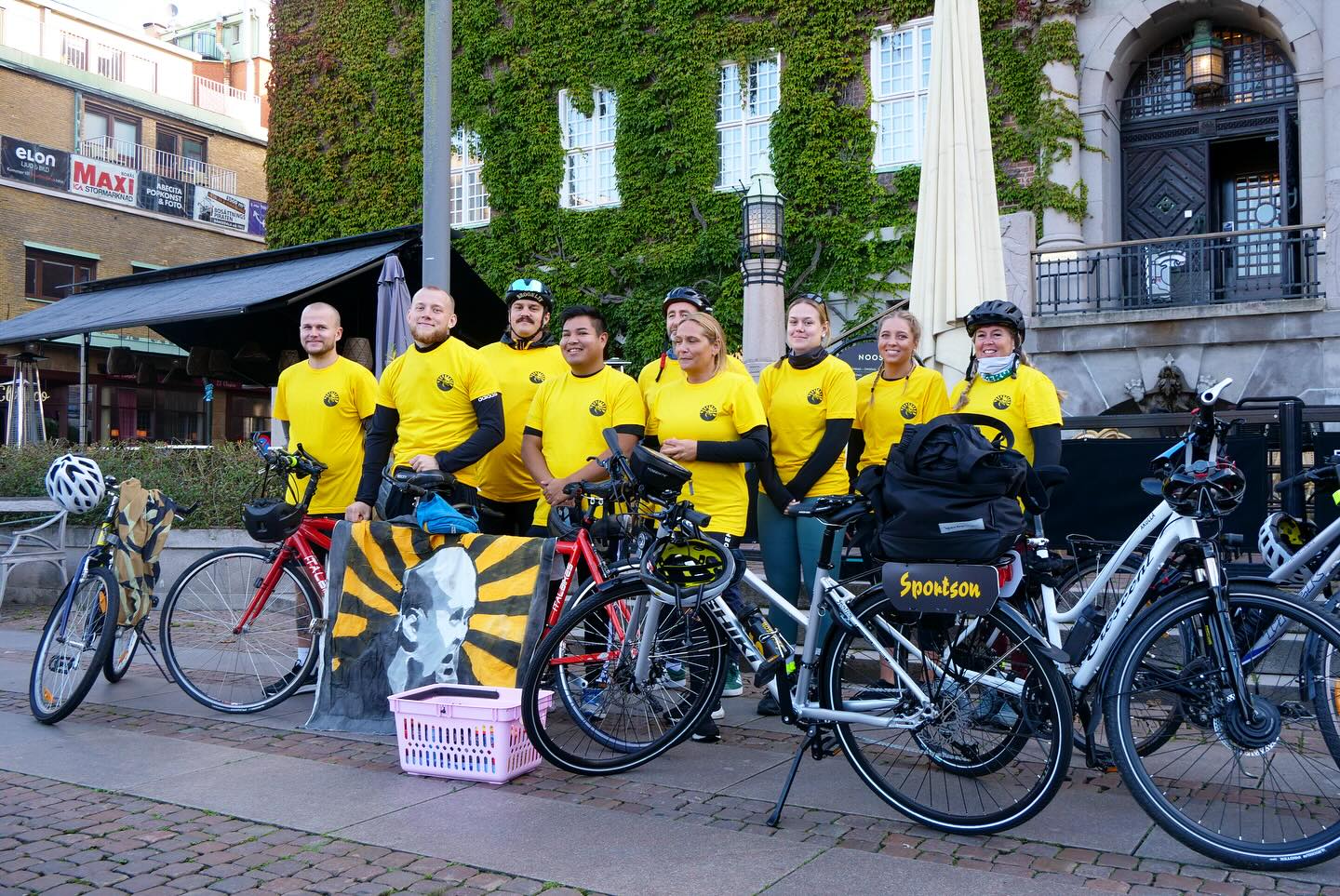 Alexandra Frändeby, fjärde cyklist från höger, redo för avfärd.