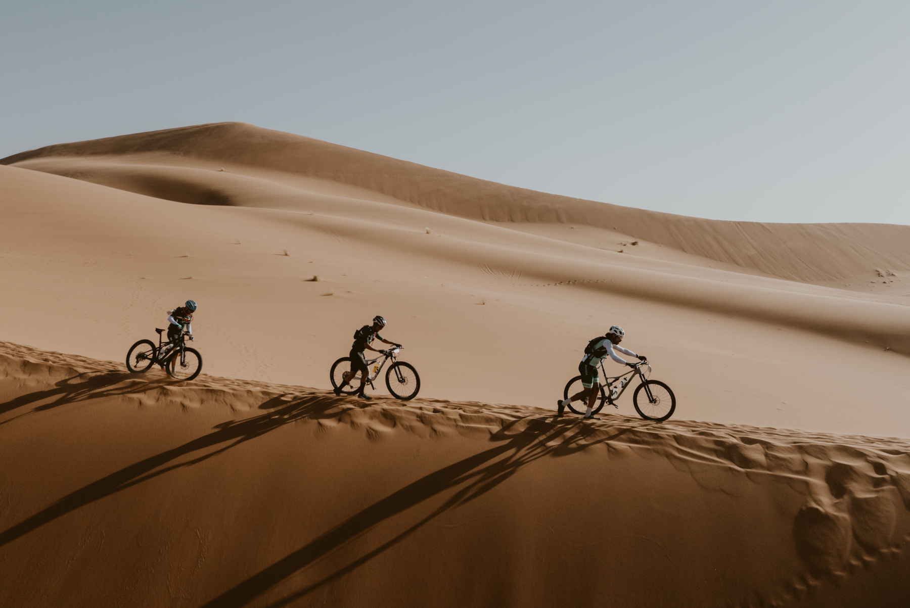 En grupp på sex deltagare med olika bakgrunder, erfarenheter och personligheter ska inom några månader ska vara redo för ett av världens mest extrema mountainbikelopp.