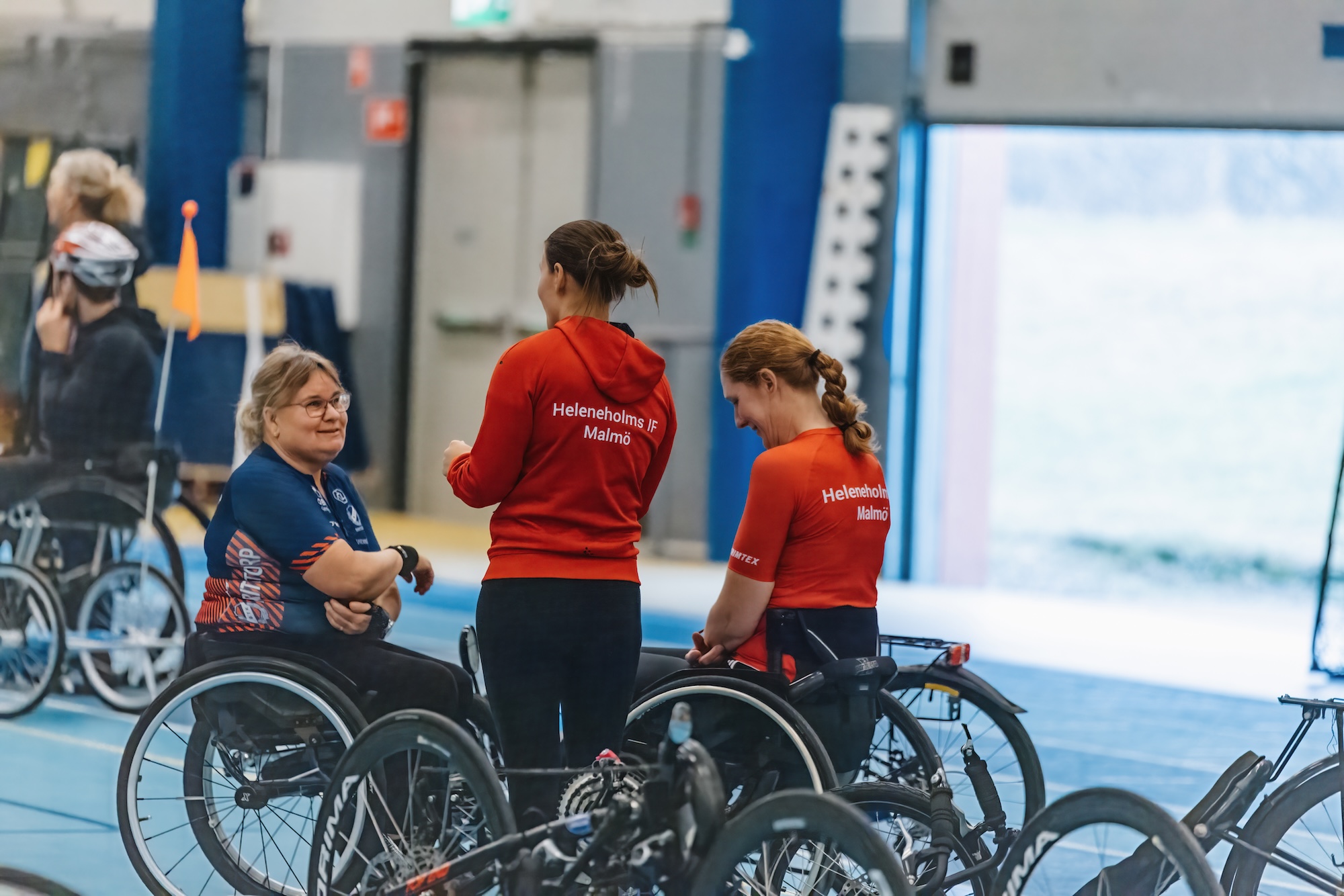 Personer sittandes i rullstol i Vätternrundan arena.