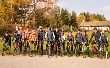 Team Börje Vättern, med Daniel Dersén sjunde från vänster bredvid Ingemar Stenmark.