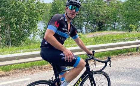 Erik Lööv på cykel.