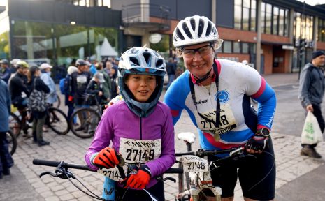 Ett barn och en vuxen i mål efter loppet MTB-Vättern.