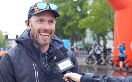 Oskar Sundblad blir intervjuad.