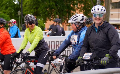 Cyklister vid starten av Tjejvättern