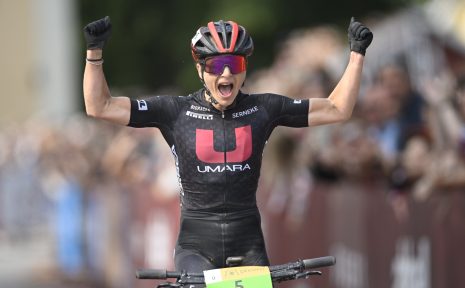 Amanda Bohlin firar segern på Cykelvasan med att sträcka upp armarna på upploppet.