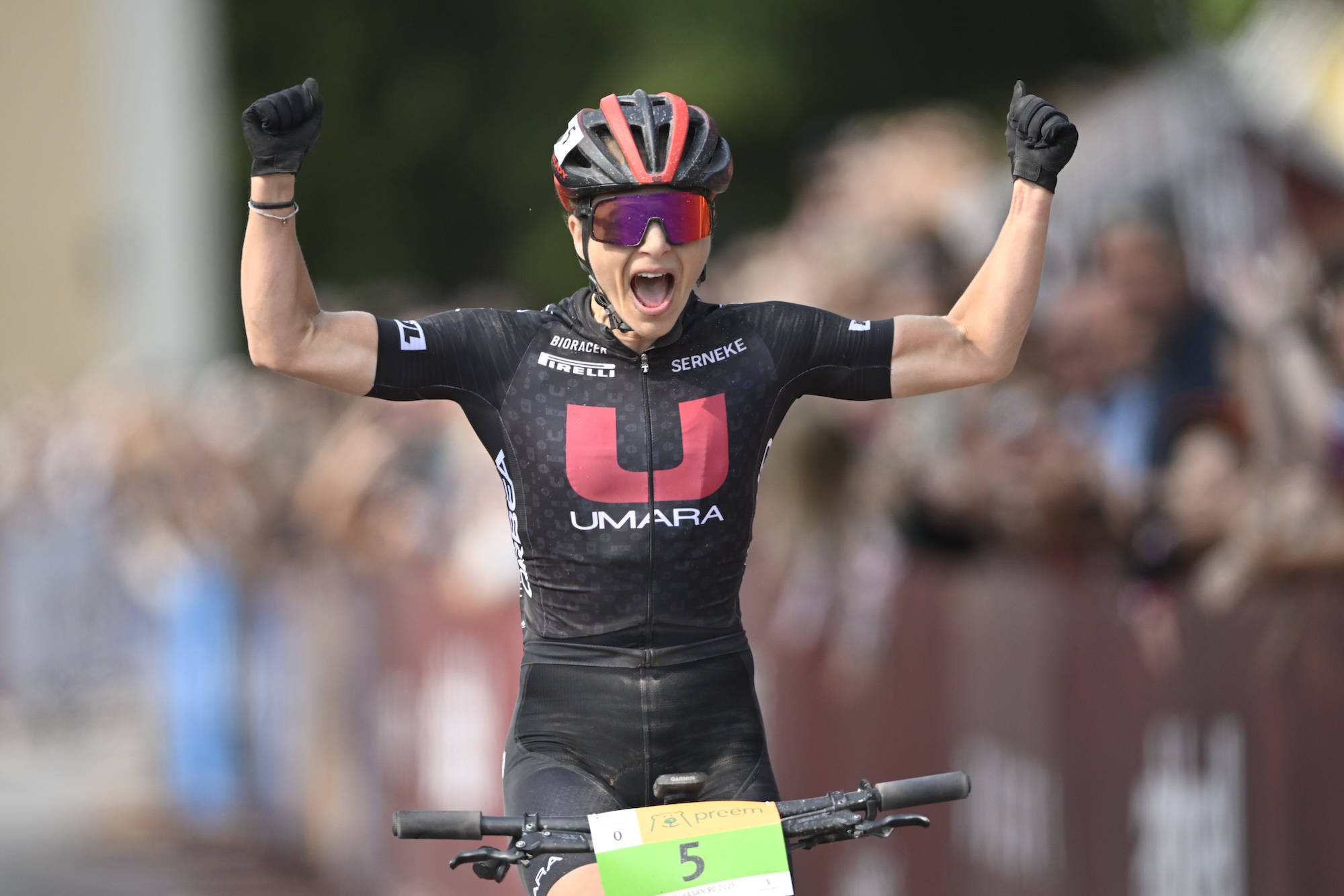 Amanda Bohlin firar segern på Cykelvasan med att sträcka upp armarna på upploppet.