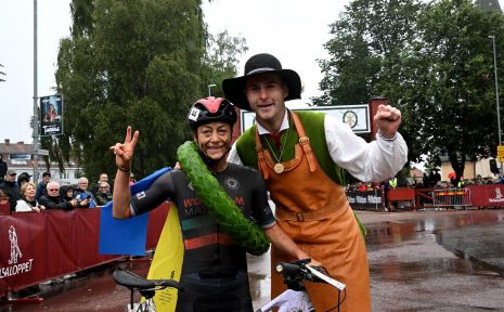 Cykelvasan 90 2023, damsegrarinnan Amanda Bohlin med kransmasen Joakim Kullberg.