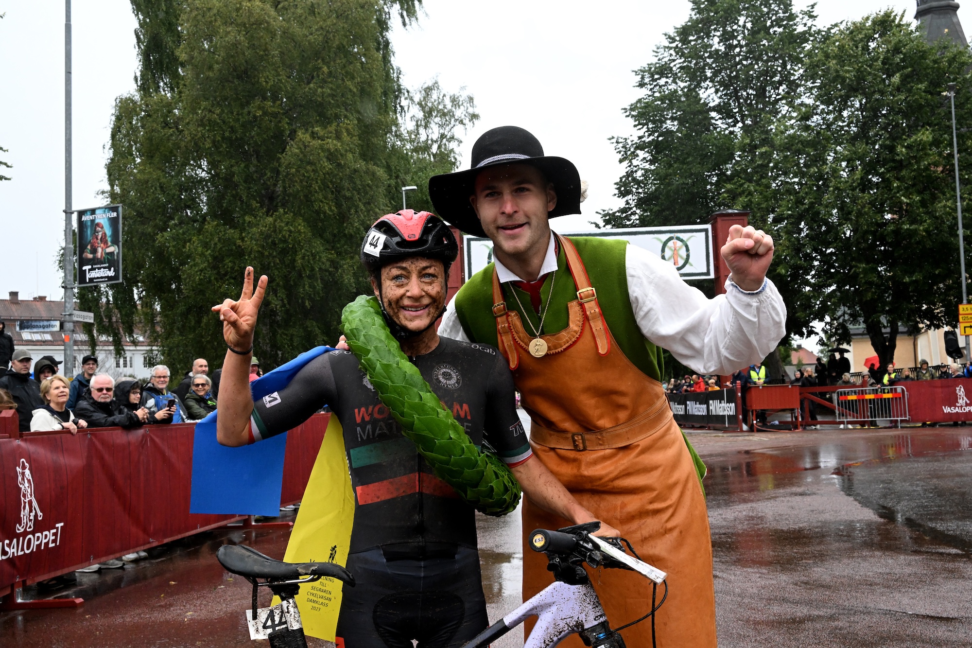 Cykelvasan 90 2023, damsegrarinnan Amanda Bohlin med kransmasen Joakim Kullberg.