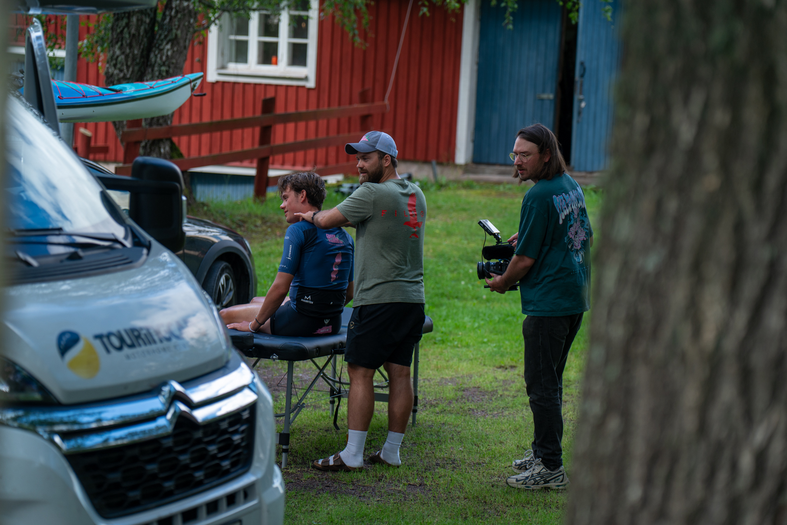 Välbehövlig mat- och vilopaus och lika välbehövlig massage av kroppen. Det gäller att ta hand om kroppen när man ska cykla 210 mil på fem dagar.