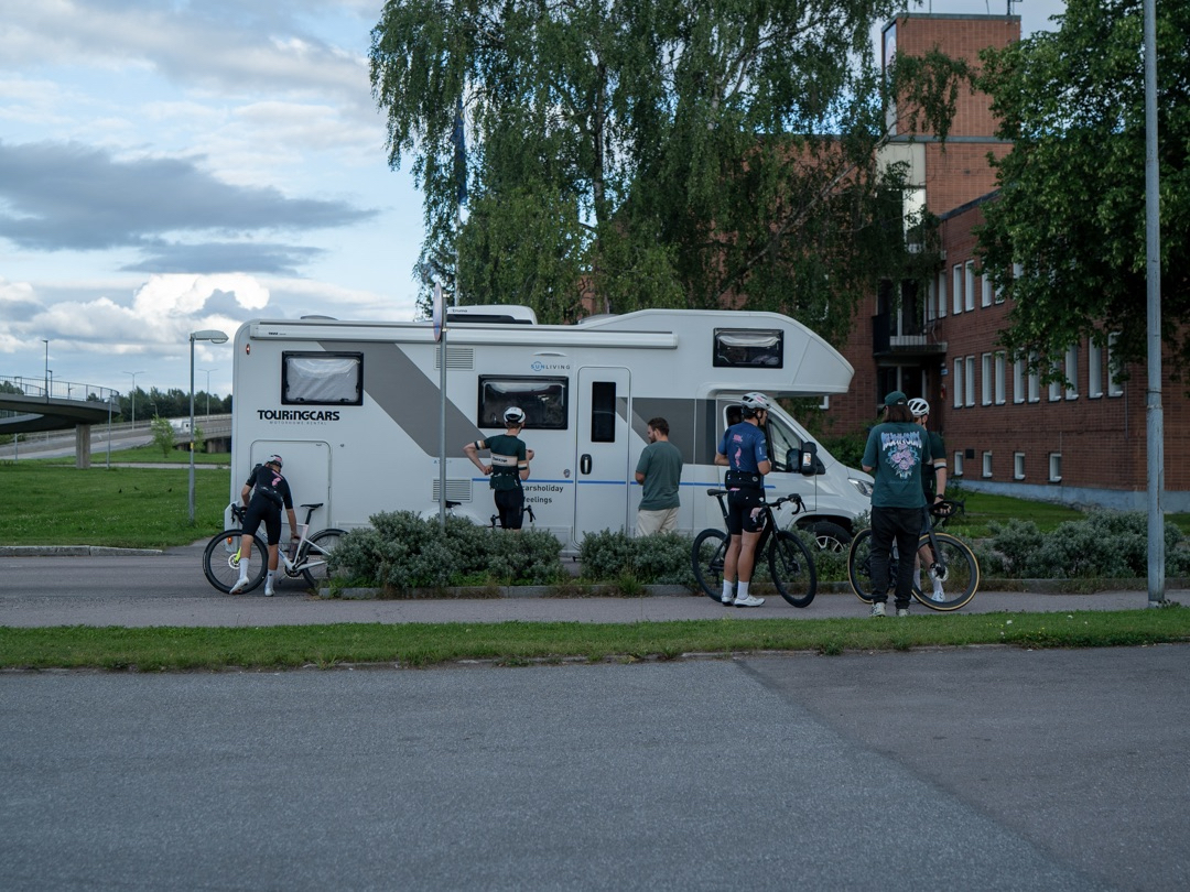 Ett team med gamla alpinvänner ansvarade för all logistik med mat, husbil, service och dokumentation av resan.