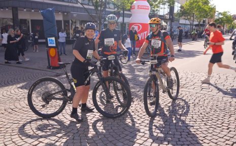 MTB-cyklister i grupp.